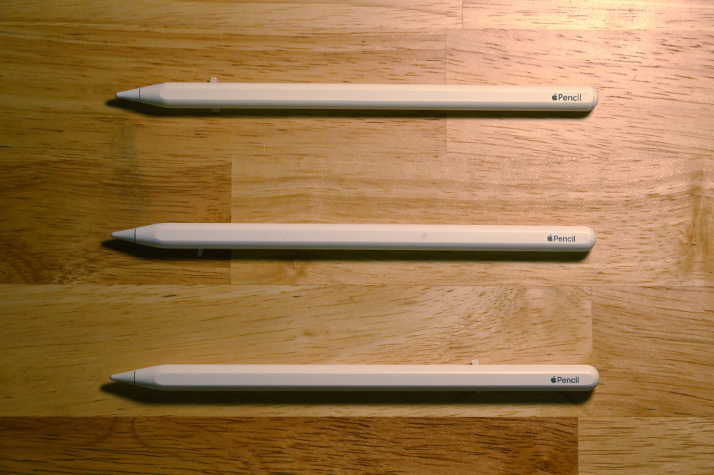 一番上の一本が偽物で、下2つが本物のApple Pencil