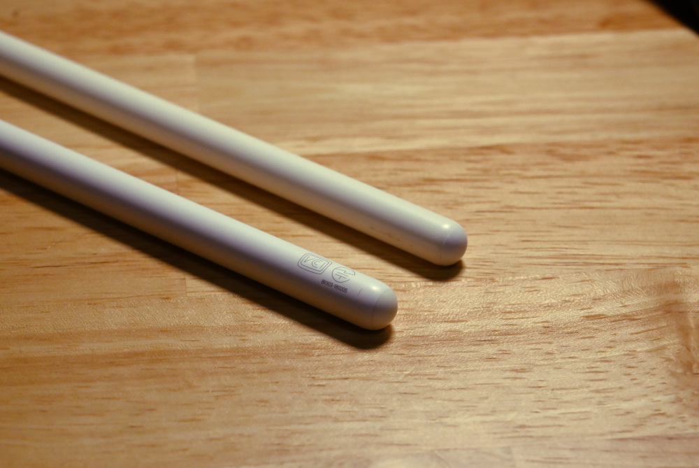 本物と偽物のApple Pencil. 奥側が偽物、手前が本物